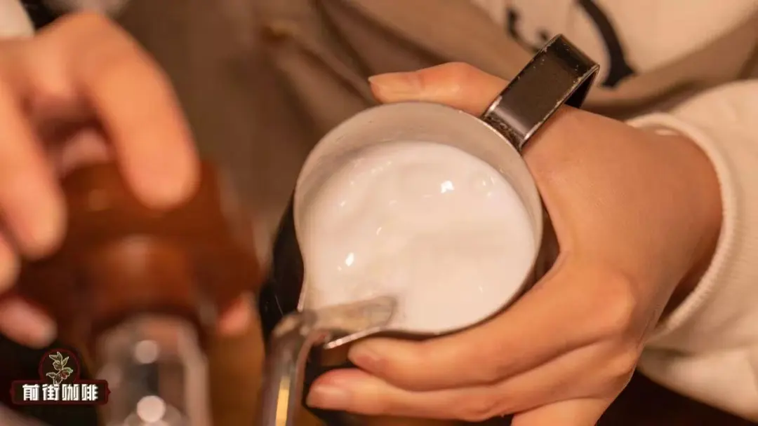 意式拿铁咖啡拉花奶泡打到什么程度最好？Coffee Latte的奶泡拉花糊线消泡快是什么原因？