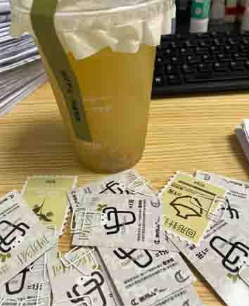 连锁茶饮店集点赠品遭“同款定制”！商家：确实没想到