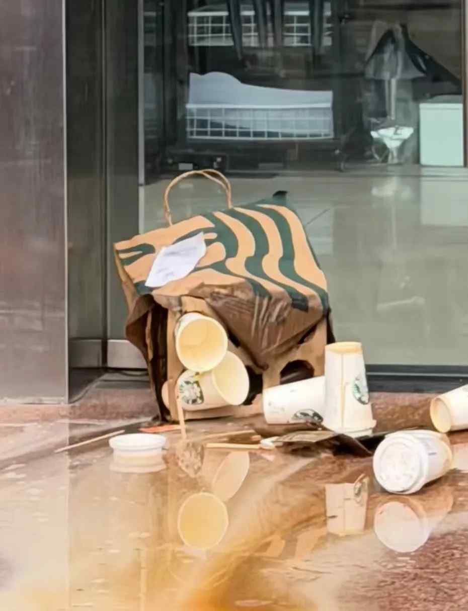 纸袋雨天破损打翻外卖！星巴克：正加急优化包装
