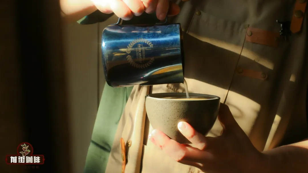 意式拿铁咖啡拉花的流距和流量是什么意思？咖啡拉花爱心树叶郁金香图案制作技巧分享！