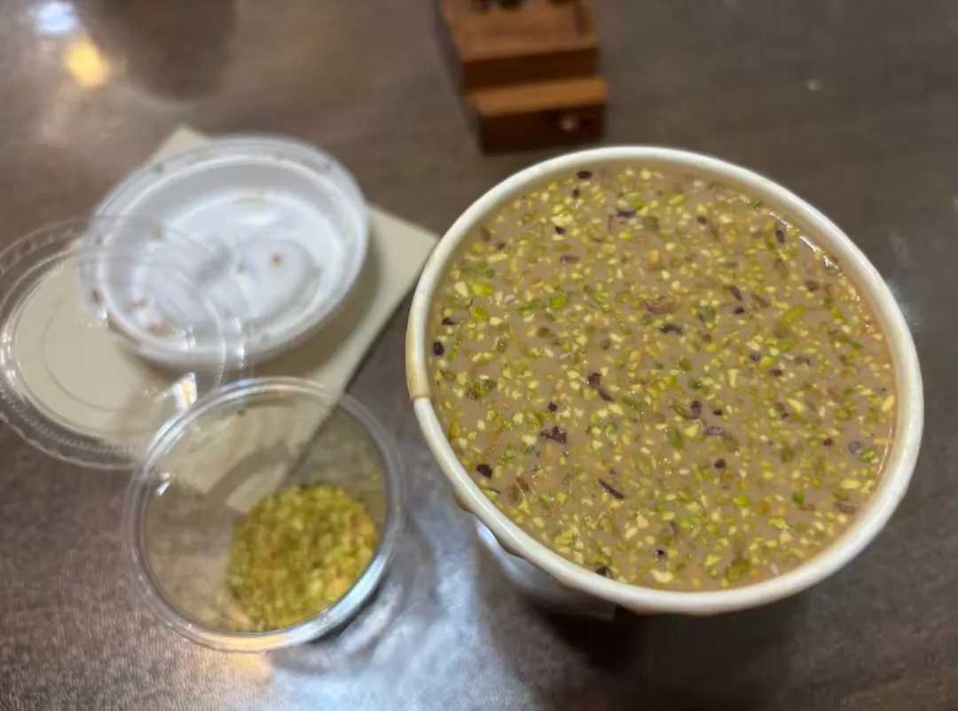 皮爷新品「开心果可可拿铁」撞款天津面茶？！