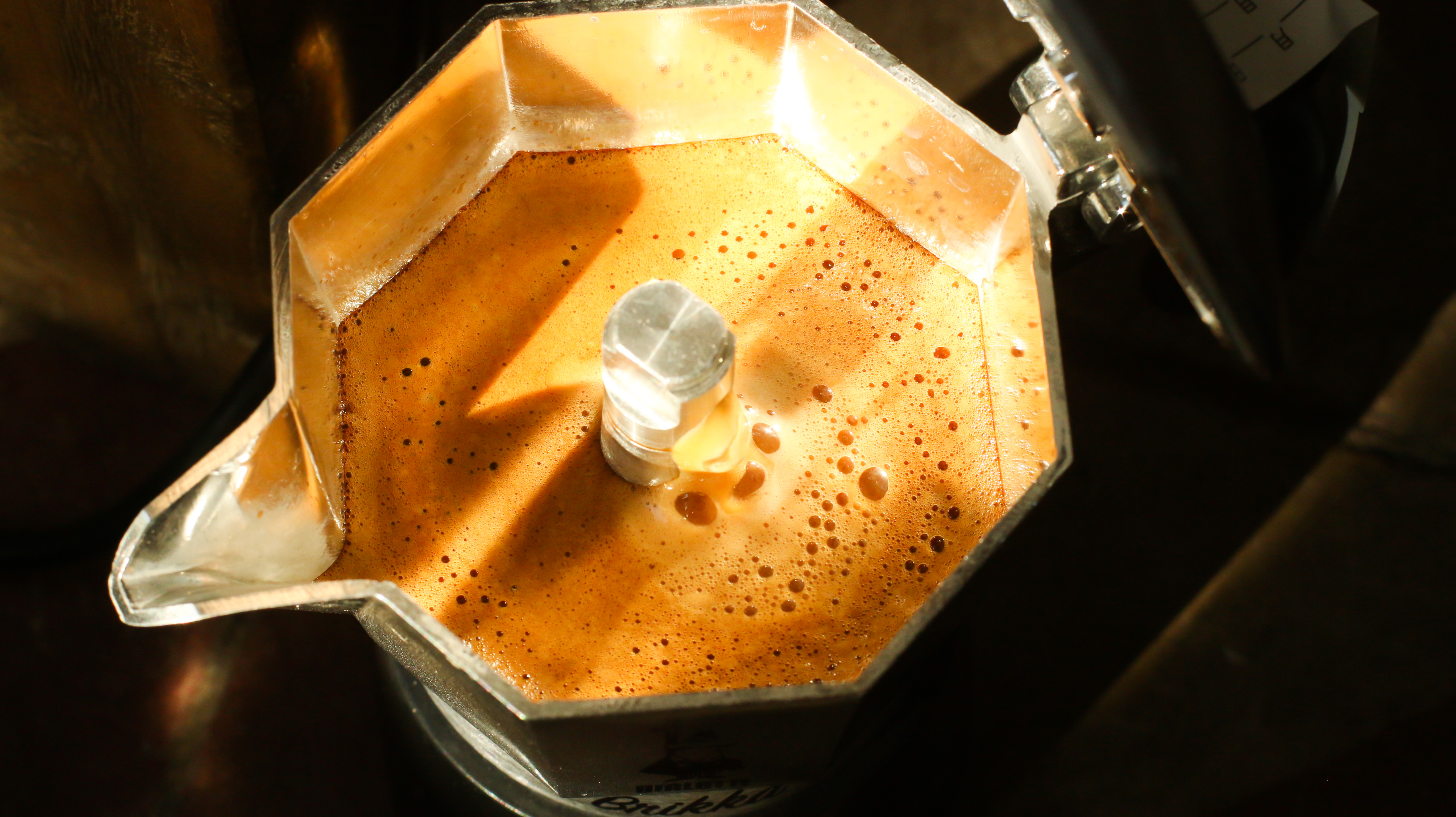 为什么摩卡壶煮出来的咖啡焦苦？制作摩卡壶咖啡用浅还是深烘咖啡豆？