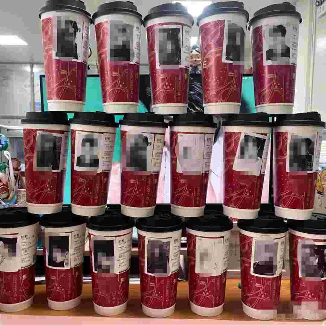 DIY明星标签涉侵权？！霸王茶姬关闭杯贴打印功能