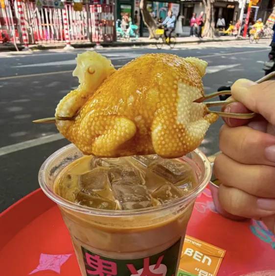 逼真「白斩鸡拿铁」走红！网友：只鸡有冇鸡味？