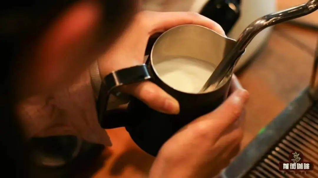 拿铁卡布奇诺澳白咖啡的牛奶要加热到多少度？意式牛奶咖啡的牛奶要打发至多少度最甜？