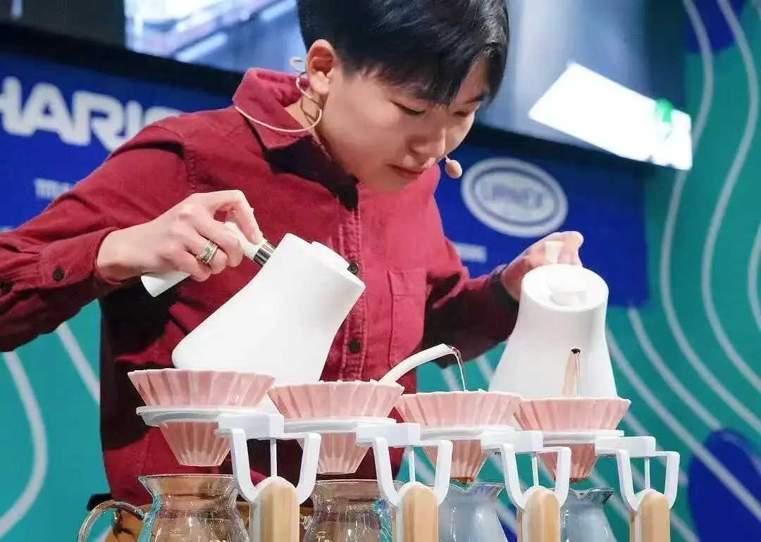 世界咖啡冲煮大赛冠军变温冲煮参数方法分享！瑰夏花香冲煮法要用多少水温比例研磨？