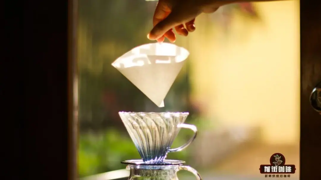 手冲咖啡滤纸不贴滤杯会有影响吗？锥形滤纸折法按压技巧分享！