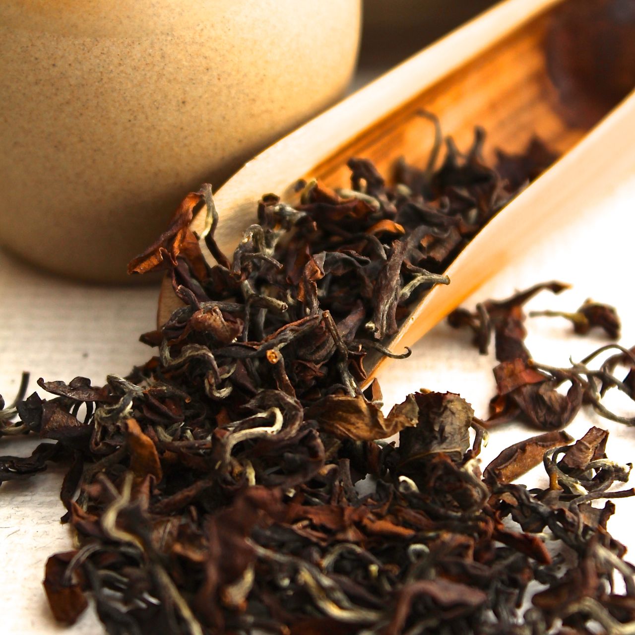 制作蜜香红茶的原料是什么品种的茶树？蜜香红茶是小叶种吗？云南古树红茶杏蜜香与蜜香红茶的对比