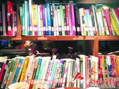 咖啡馆内书籍竟是市图书馆藏书 询问服务员竟不知书籍的来源？