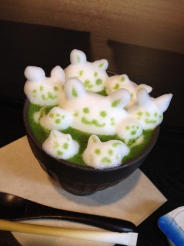 日本甜品店制作3D抹茶咖啡拉花 用小猫咪感受抹茶咖啡的萌态