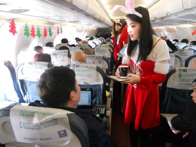 西部航空推出“空中咖啡街”主题航班 惊现圣诞老人及圣诞美女