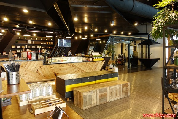 現烤鬆餅、單品咖啡！隱身工業區的咖啡專賣店 工業風的設計