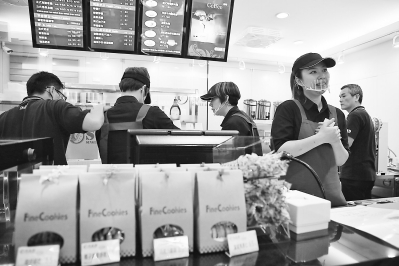 咖啡厅开进殡仪馆店员不喊“欢迎”“再见”