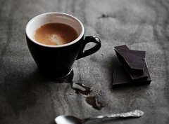 一杯意式咖啡和阳光来一场约会