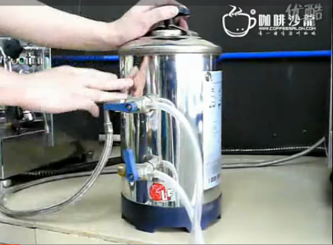 咖啡机清理视频 教你如何清洗软水器