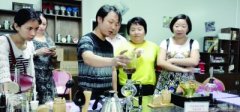 师傅手把手教市民冲咖啡 咖啡树 咖啡豆 现磨咖啡 冲咖啡 制作咖