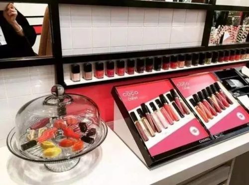 边喝咖啡边化妆， Chanel为何又开了快闪店？