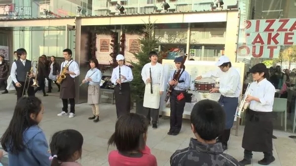 要成为咖啡师不简单，除了冲咖啡还得会演奏乐器？