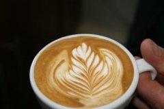拿铁咖啡拉花打奶泡教程图解 拿铁咖啡的风味特点口感描述
