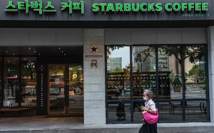 星巴克将停用一次性纸杯 以后在这些地方喝星巴克杯子要交押金了