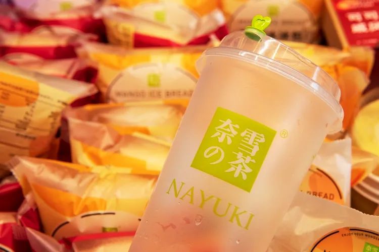 新华社记者卧底曝光奈雪的茶食品卫生问题 奈雪的茶股价大跌